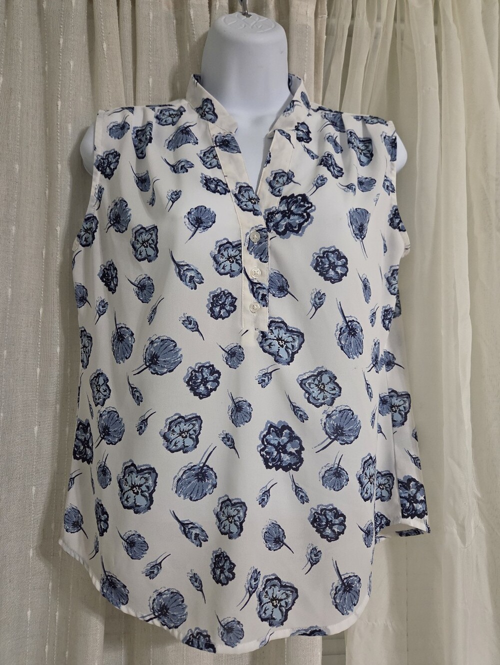 ✨️3 FOR $25. Milano White Sleeveless V-Neck Top with Blue Floral Print